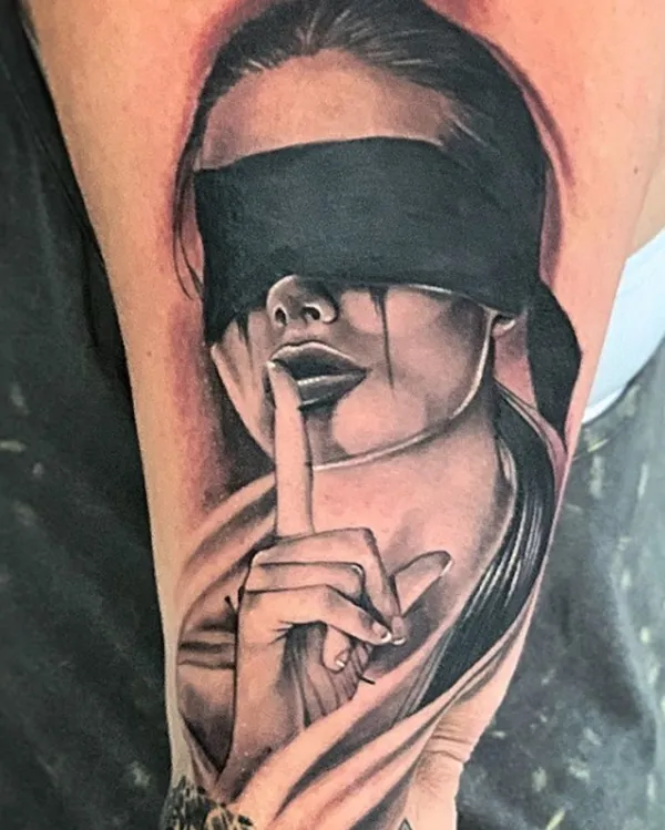 Realistisches Frauenporträt mit Augenbinde und Finger vor den Lippen in Black and Grey