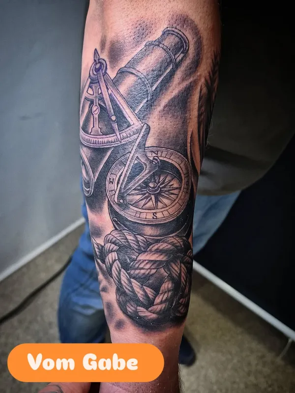 Maritimer Sleeve mit Kompass, Sextant, Fernrohr und Tauwerk